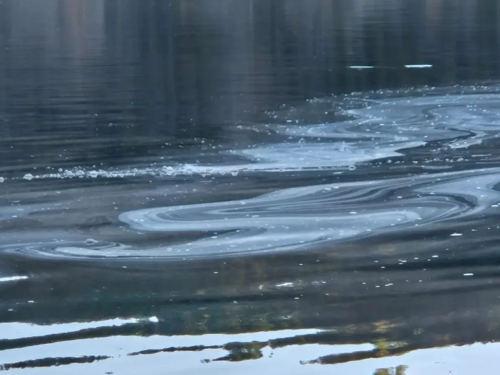 La mancha en el lago fue advertida por un vecino de San Martín de los Andes. Foto: gentileza.