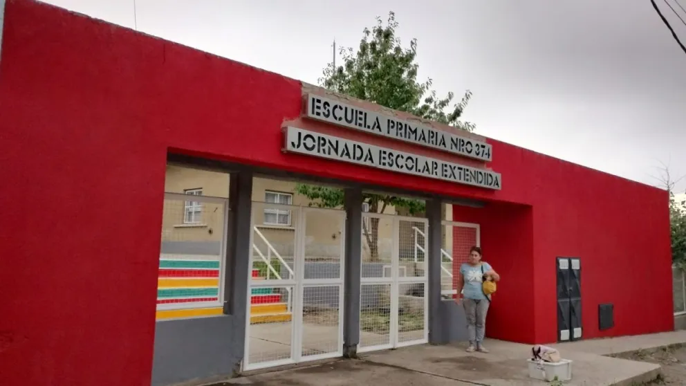 La fachada quedó totalmente renovada para el inicio del ciclo lectivo 2026. Foto gentileza. 
