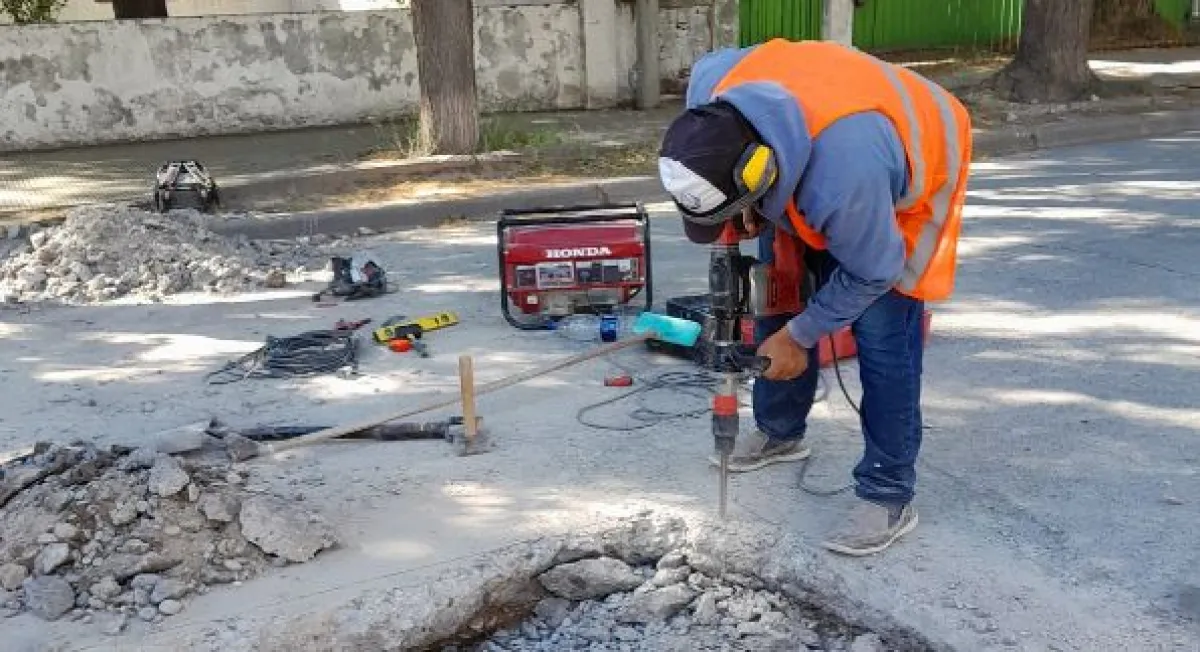 Aguas Rionegrinas lanza plan de bacheo integral para reparar calles de Bariloche