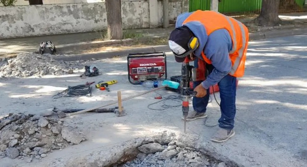 Las tareas buscan normalizar el estado de las calzadas luego de las reparaciones de fugas o recambios de tuberías. Foto gentileza