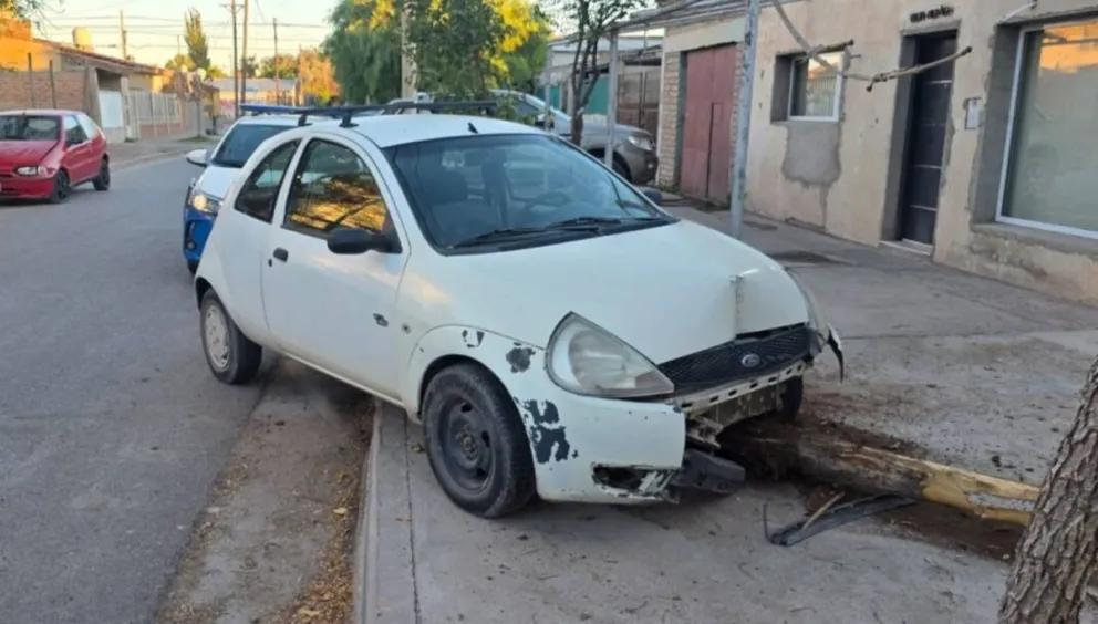 Las personas que iban en el auto huyeron y dejaron abandonado el vehículo. Foto: Gentileza Centenario Digital.