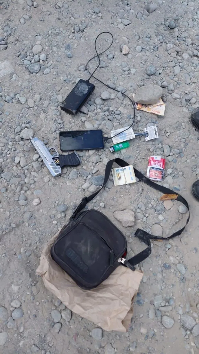 Cayó en un control policial con pedido de captura y un arma oculta en el barrio Omega