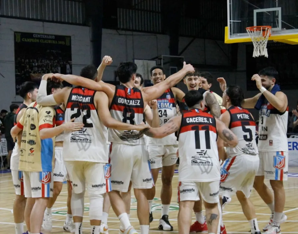 Deportivo Viedma se abrazó en Venado Tuerto y avanza en la Liga Argentina. Fotos: prensa Deportivo Viedma.