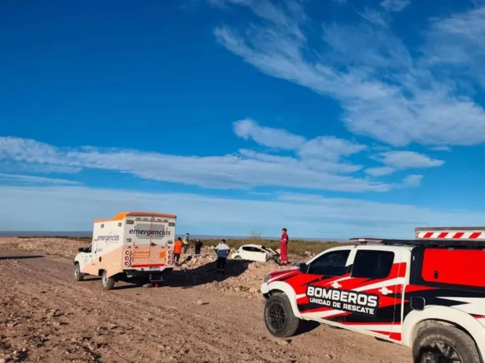 Pese a la rápida intervención de los organismos de rescate, el conductor del auto no sobrevivió.