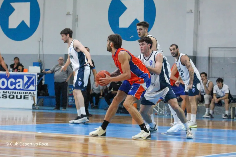 En el poli Padin, el "Albo" se impuso al "naranja". Fotos: prensa Deportivo Roca.