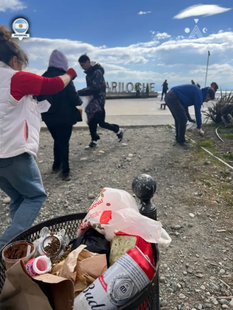 Los voluntarios juntaron grandes cantidades de colillas de cigarrillos en una de las playas más frecuentadas de la ciudad. Fotos: Gentileza, Fundación Anthena Arcturus Global.