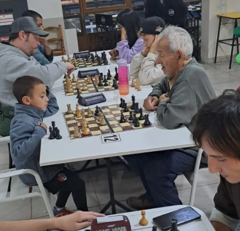 La buena respuesta de los aficionados completó, una vez más, la confitería del club Nahuel Huapi. Foto gentileza 