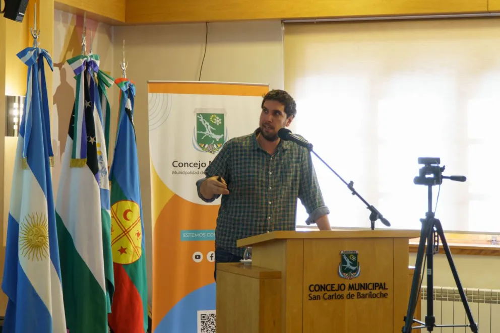 El investigador del Conicet, Tomás Guevara, expuso sobre la relocalización del Vertedero. Fotos: Marcelo Martínez 