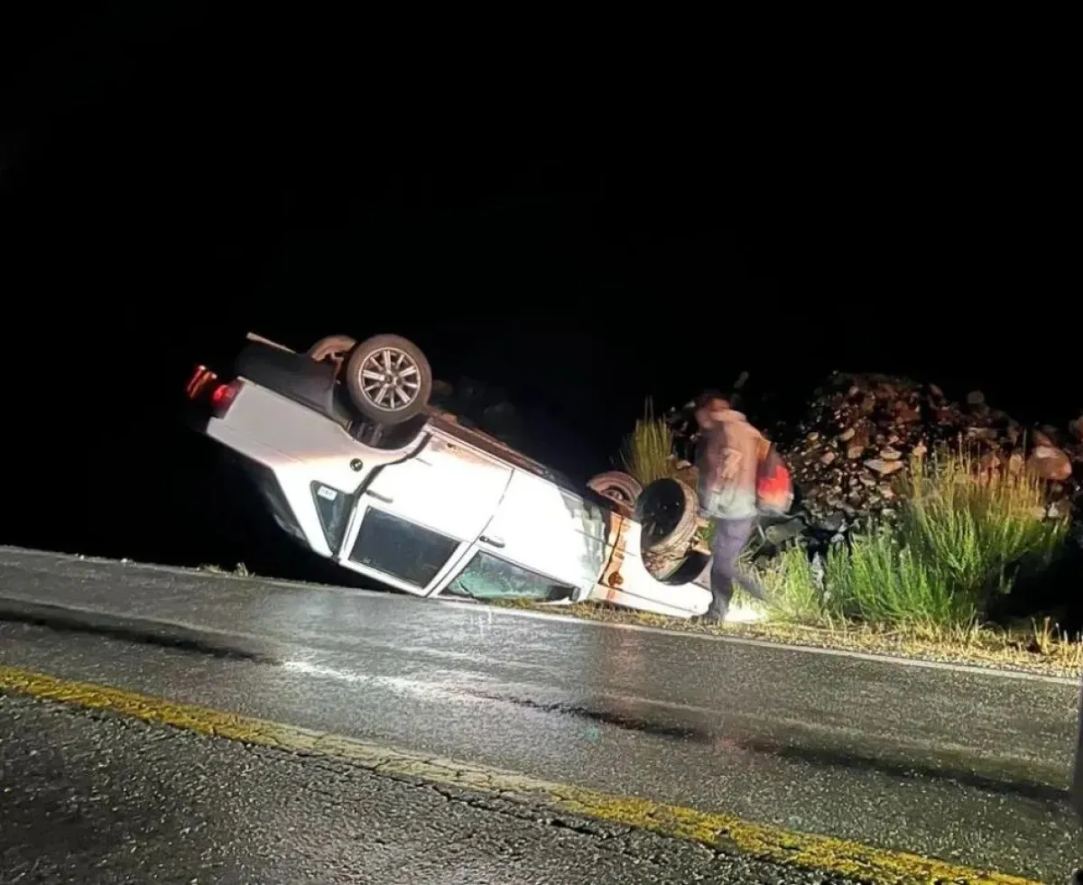 Violento vuelco en Ruta 40: conductor impactó contra una piedra desprendida