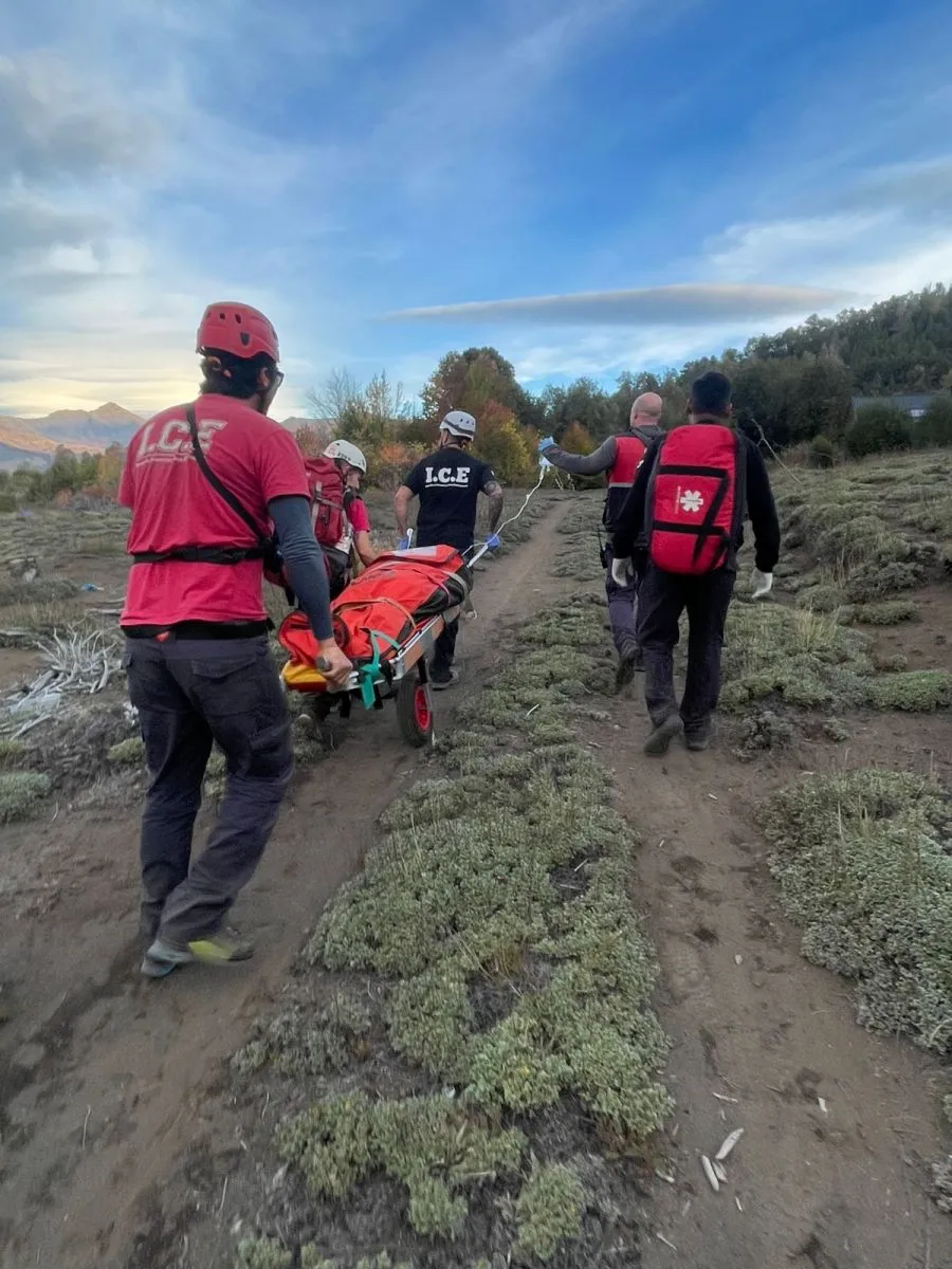 Rescataron a una mujer de 48 años que sufrió traumatismo de cadera en sendero de San Martín de los Andes