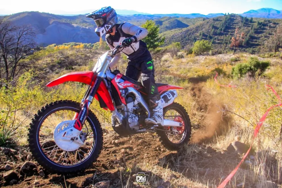 Más de un centenar de motos dijo presente en suelo chubutense. Foto: Enduro Cross.