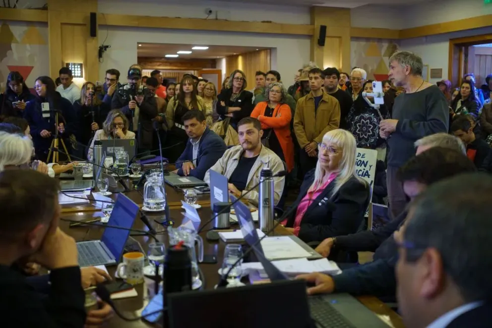 El debate quedó parcialmente eclipsado por la apertura de la Comisión Especial de Participación Ciudadana por el vertedero municipal. Foto: Marcelo Martínez.