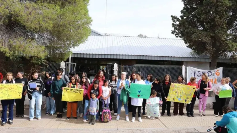 La comunidad educativa se movilizó este jueves en las puertas del establecimiento.