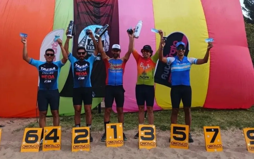 En el centro, Diego Pereyra (1) ganador de la general masculina. Foto: gentileza.