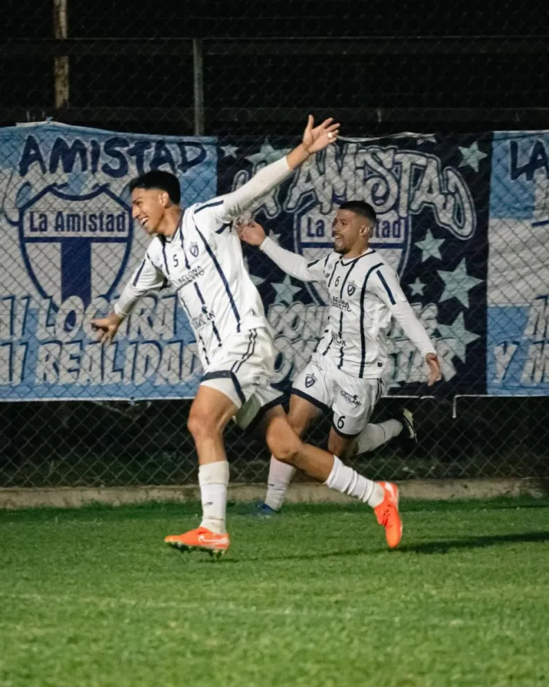 Gutiérrez, atrás, festeja su gol, el tanto de Regina. Foto: prensa Atlético Regina.