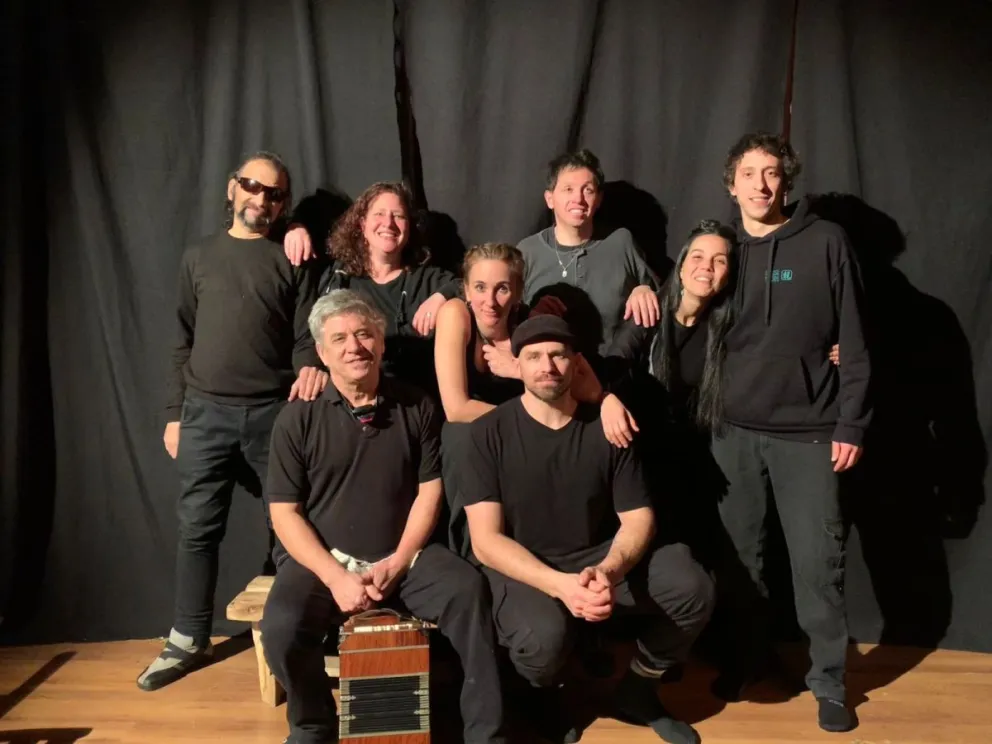 El elenco está integrado por artistas ciegos, con baja visión y personas con visión que comparten escena en igualdad de condiciones. Foto: Gentileza.