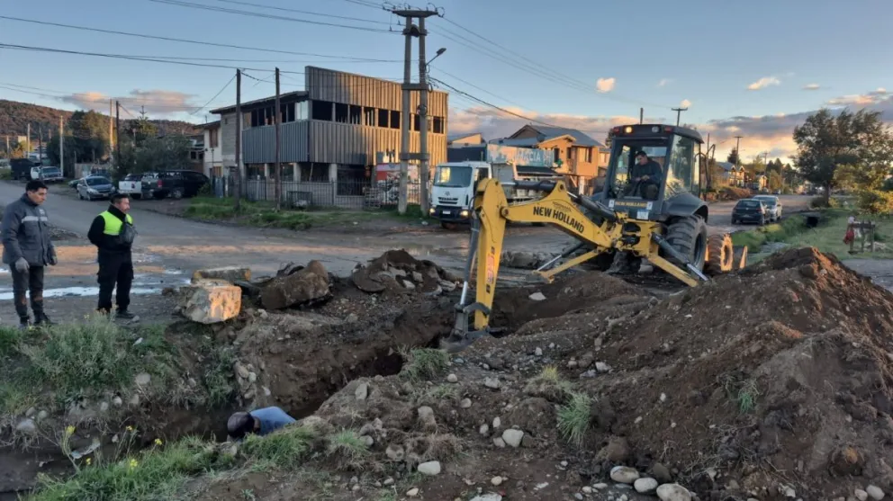 Agentes de la Subsecretaría de Tránsito y Transporte colaboran con el ordenamiento vehicular en la zona. Foto: Bariloche Informa.