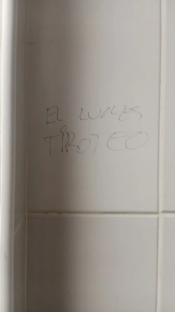 El colegio Don Bosco, personal policial revisó las mochilas de los estudiantes durante la hora de ingreso. Foto: Gentileza ANB