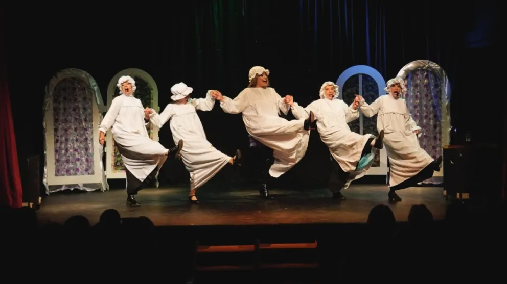  Las entradas para esta última función pueden adquirirse en la boletería del teatro o a través de bibliotecasarmiento.org.ar. Foto: Prensa "Casi Hermanas".