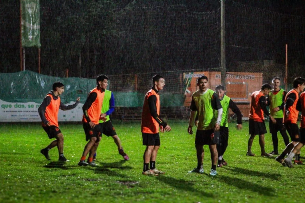 El entrenamiento de Puerto Moreno, bajo la intensa lluvia del jueves por la noche. Foto gentileza: Prensa Puerto Moreno
