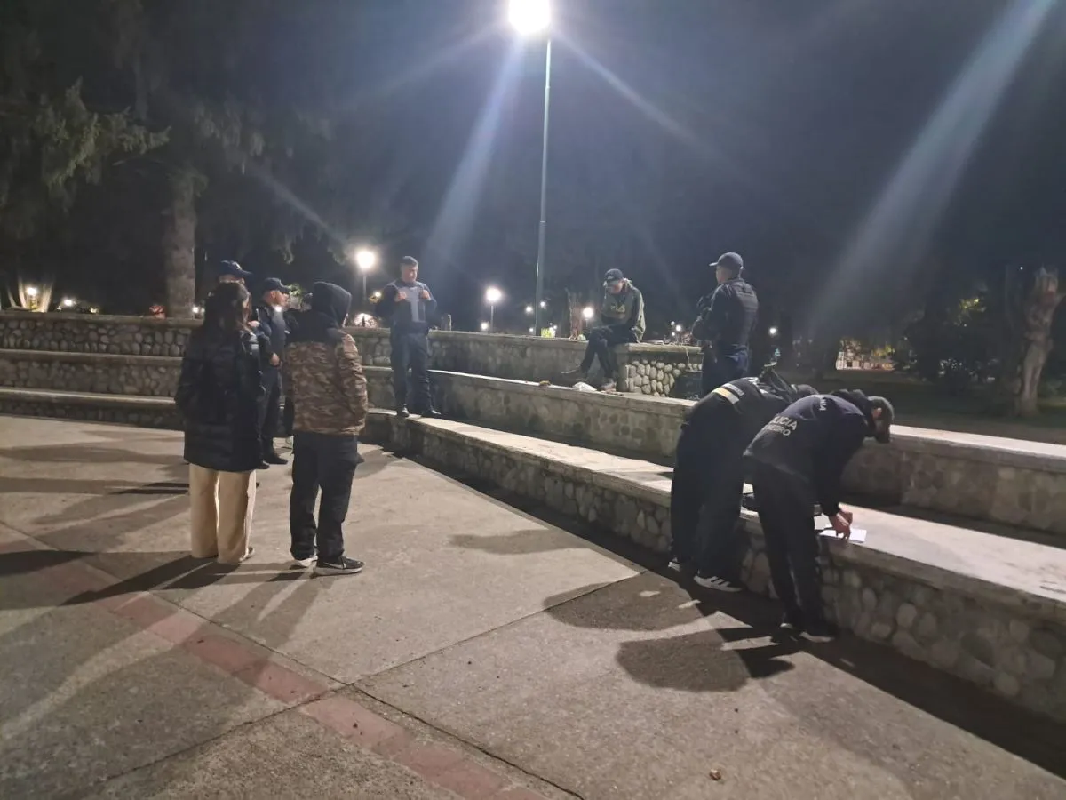 Detuvieron a un hombre que ofrecía droga en la plaza Pagano de El Bolsón