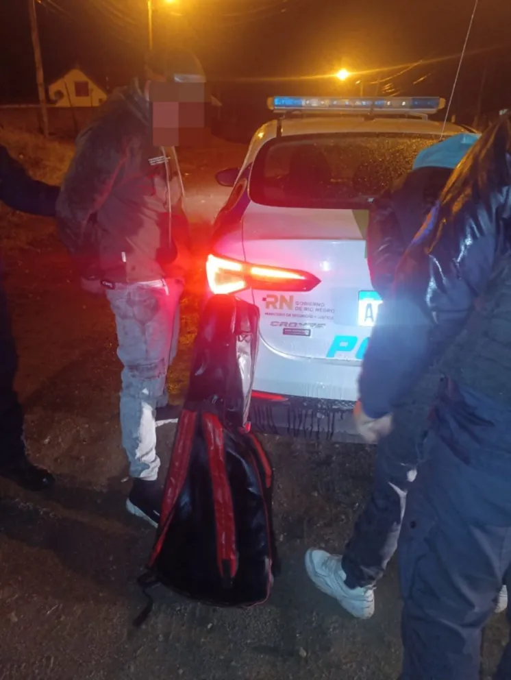 Los dos delincuentes fueron detenidos poco después del robo. Foto: Policía de Río Negro.