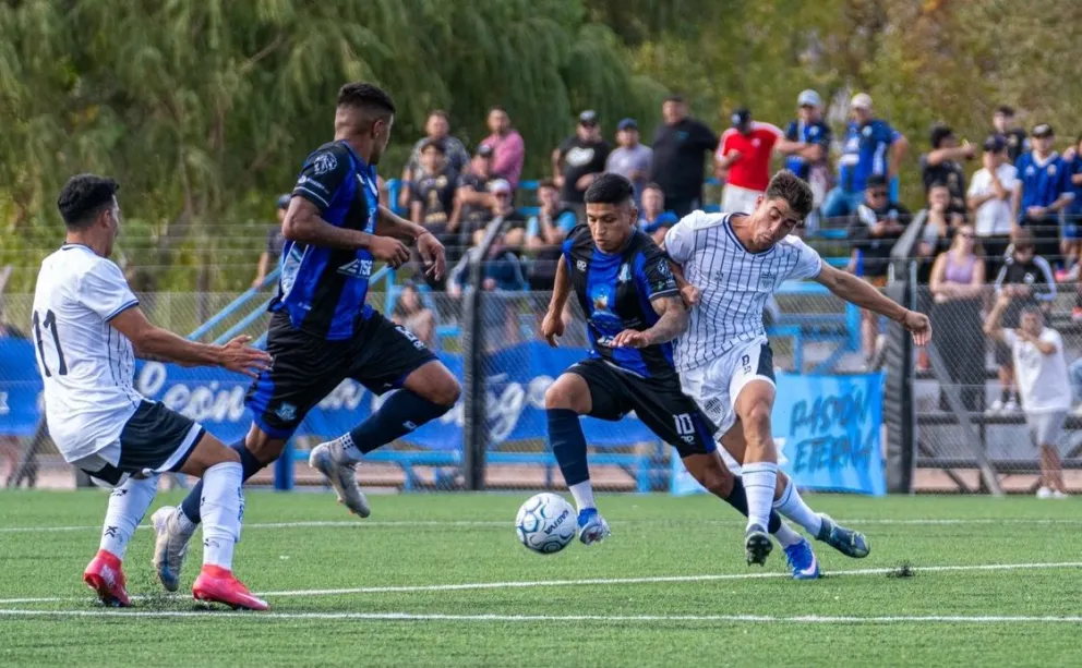 Cipolletti, de blanco, sumó los tres puntos en Rincón y manda en su zona. Foto: gentileza.