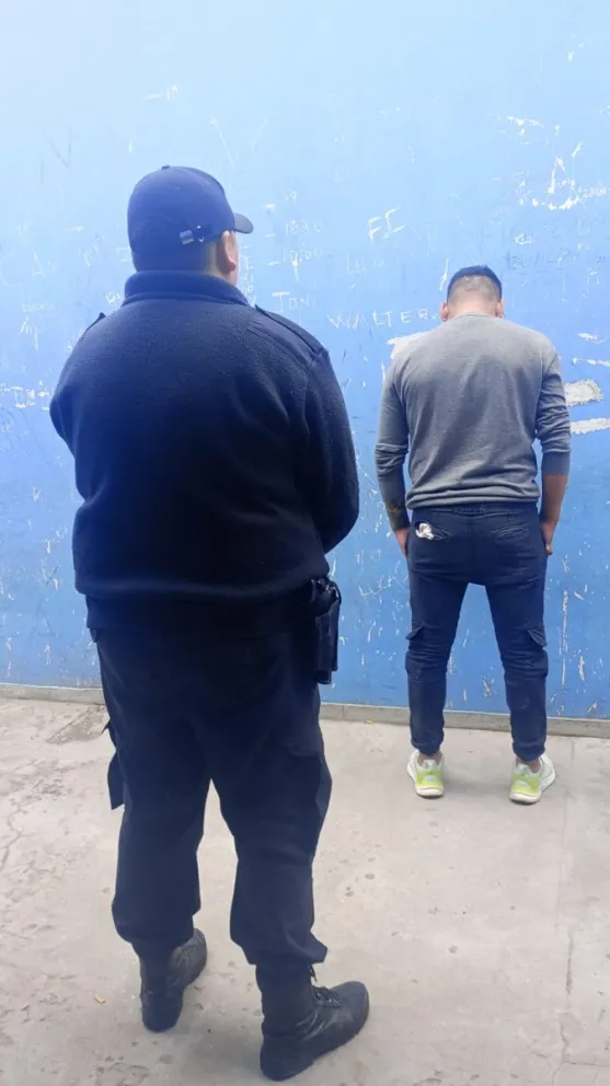 Al ser descubierto, intentó darse a la fuga y forcejeó con los policías, pero terminó detenido. Foto: Policía de Río Negro.