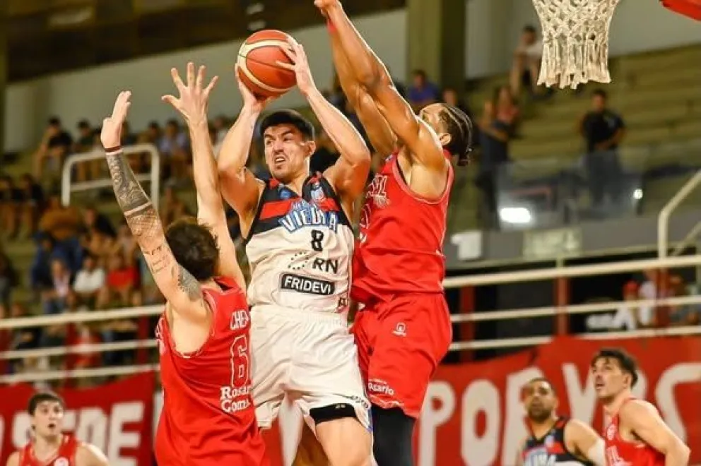Deportivo Viedma dio pelea, pero no pudo sumar triunfos en Rosario. Fotos: gentileza.