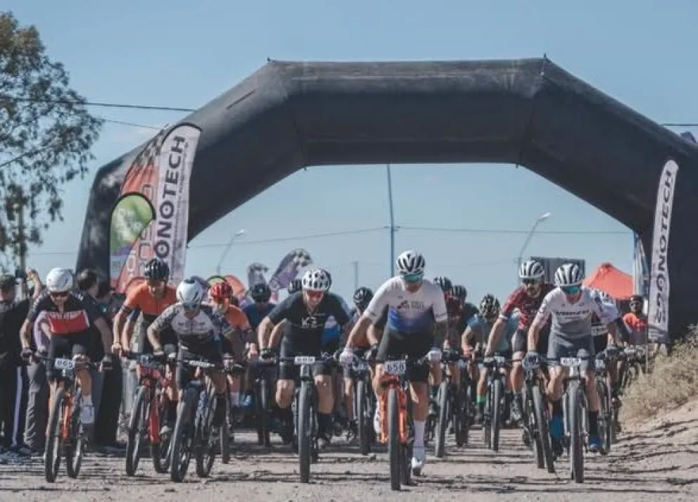 Una de las cinco largadas. Fue la primera, en Elite, Sub23, Juveniles y Master. Fotos: gentileza.