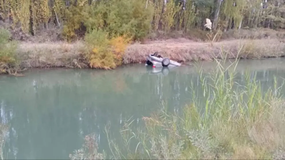 En el asiento del conductor había un hombre atrapado.