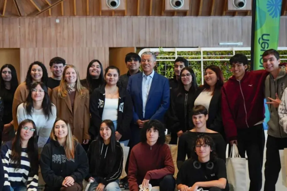 El gobernador destacó el esfuerzo de los estudiantes.