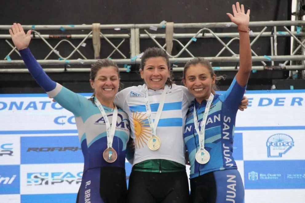 Abril Garzón, en el centro del podio en Río Cuarto. Brillante título. Fotos: FACPyR