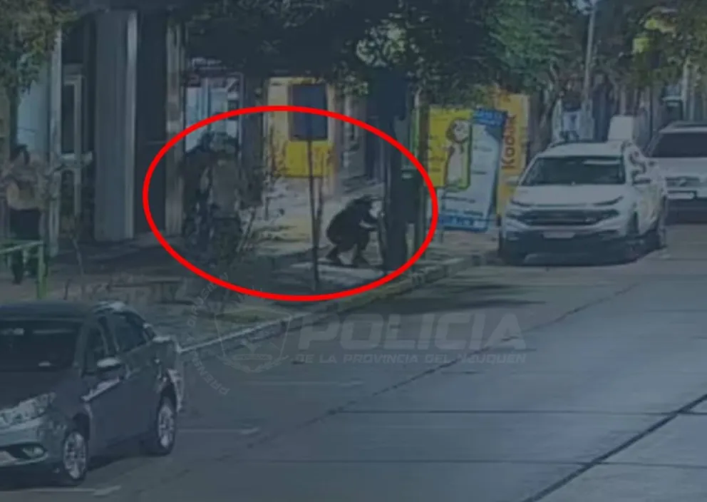 Al ser descubierto, los adolescentes huyeron a pie.