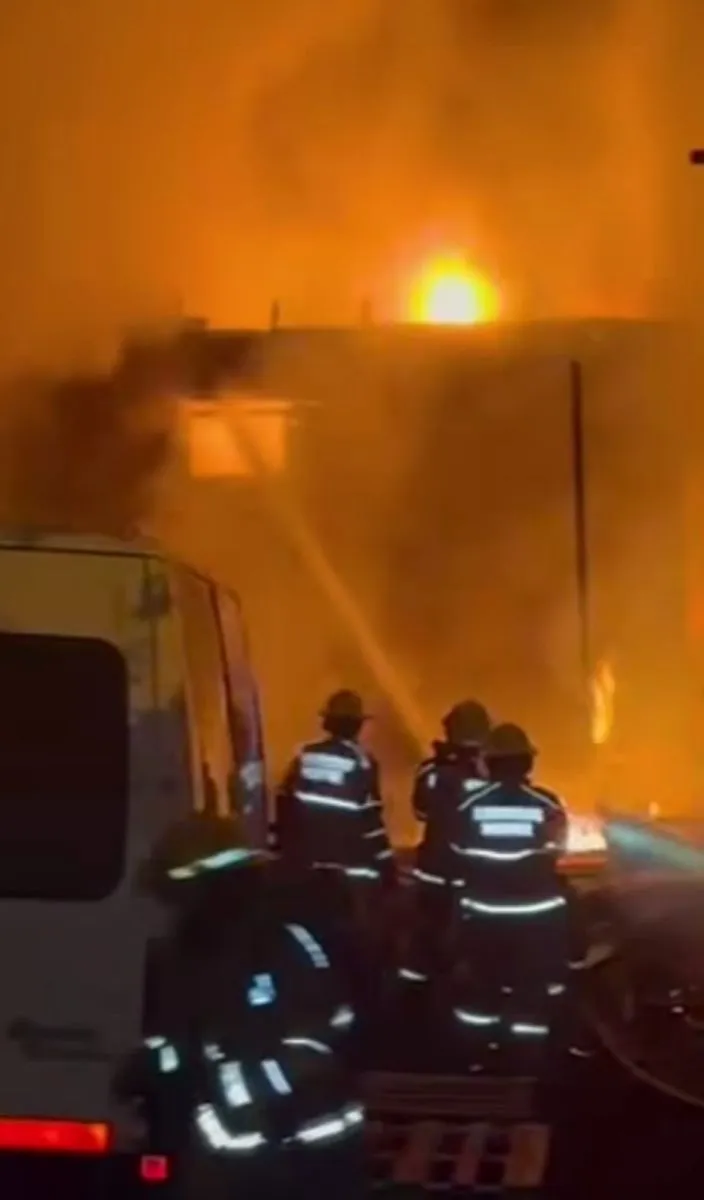 Incendio destruyó depósito en barrio La Cascada: sospechan que trabajos de soldadura causaron el siniestro