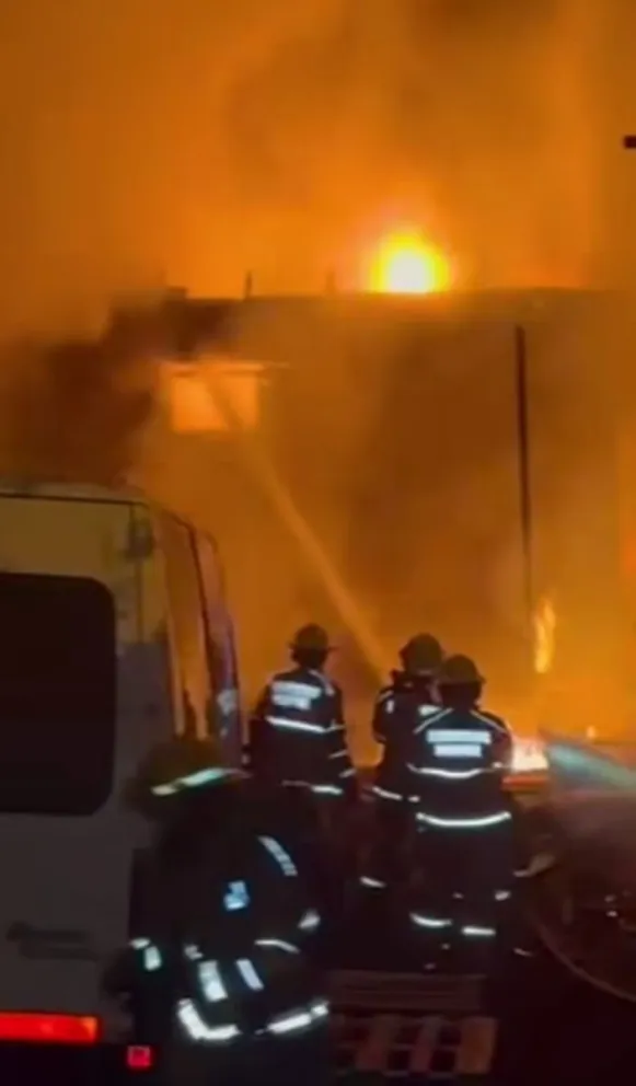 Los efectivos policiales y de bomberos, lograron sacar dos automóviles que estaban en las inmediaciones antes de que fueran alcanzados por el fuego.