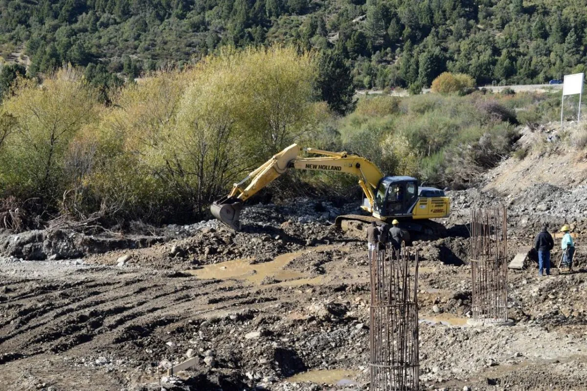 Cortés y Weretilneck supervisaron los avances del puente Wiederhold sobre el arroyo Ñireco