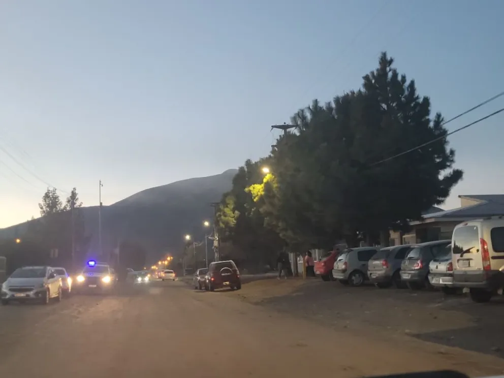Varios colegios amanecieron con custodia policial este lunes en Bariloche. Foto ANB