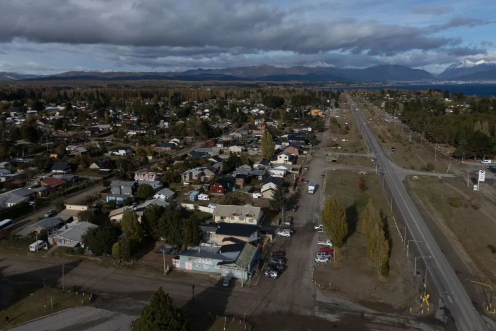 Dina Huapi creció notablemente en los últimos años y se reavivó el pedido de ampliar el ejido municipal. Fotos: Marcelo Martínez.