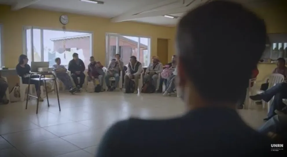 El espacio tiene como objetivo visibilizar la situación de las personas que viven en la calle. Foto captura video.