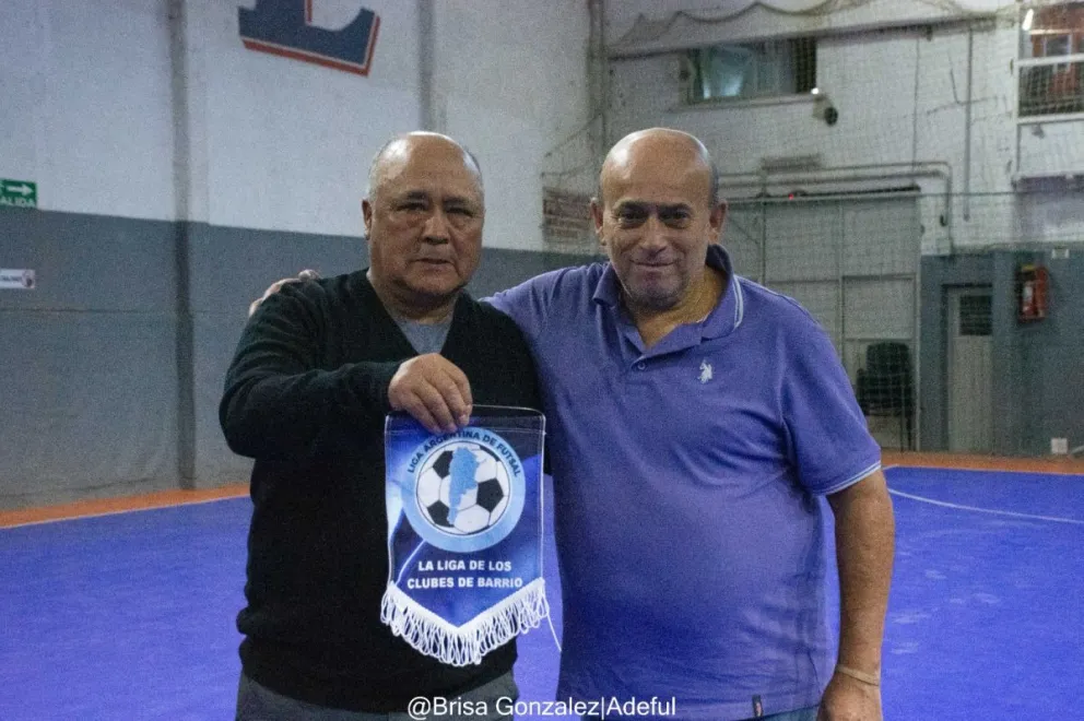 Florena (der.) junto a "Palito" Ortega, el presidente de Adeful. Fotos gentileza: Brisa González. 