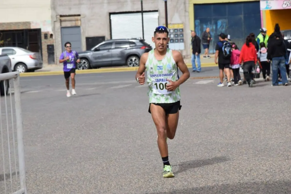 El destacado atleta de Piedra del Águila, Maximiliano Aguirre ganó la Media Maratón. Foto: gentileza.