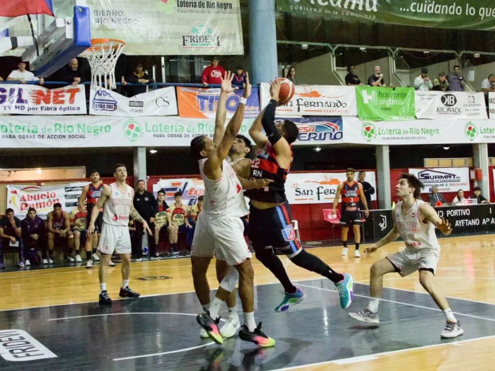 En casa, Deportivo Viedma remontó un 0-2 y ahora va por todo a Rosario. Fotos: facebook Deportivo Viedma.