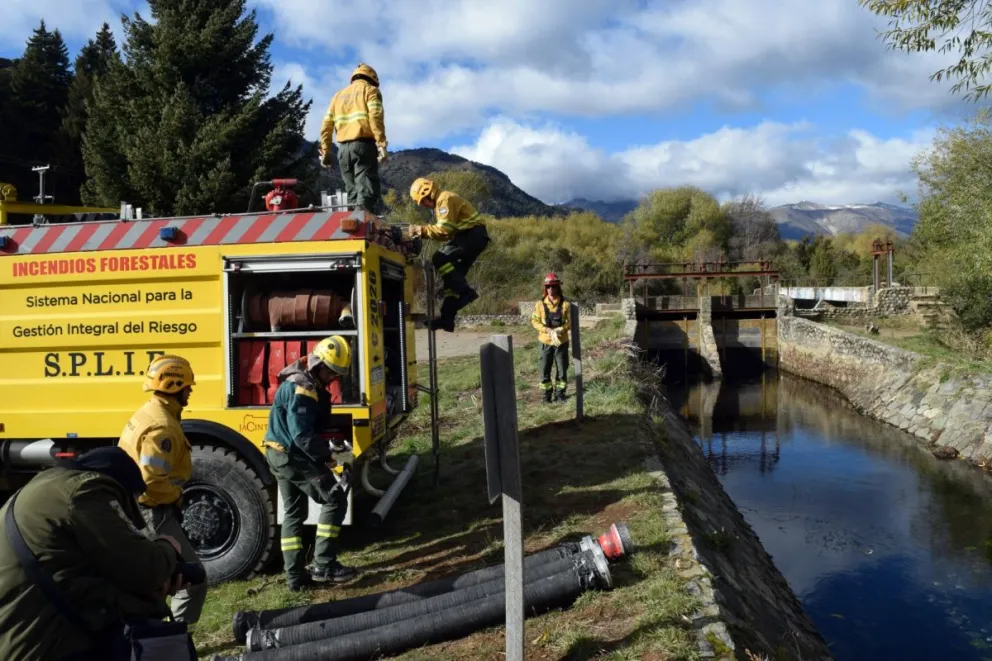 En apenas cuatro minutos, los tanques acumulan 4.500 litros de agua, suficiente para regresar al frente de combate. Foto: Bariloche Informa.