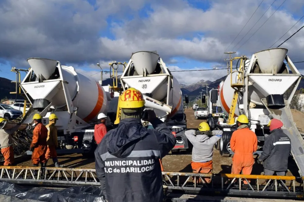 El operativo de hormigonado se lleva adelante con 12 mixers de 8 metros cúbicos cada uno, trabajando de a tres unidades en simultáneo. Foto: Bariloche Informa.