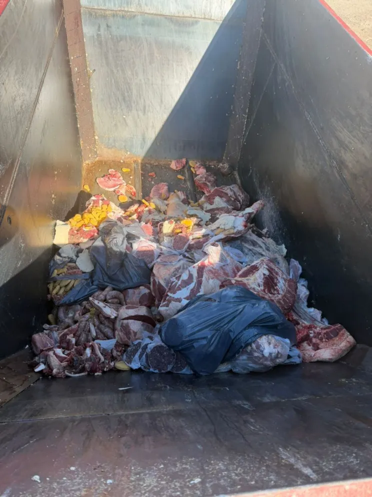 En la cámara de frío, se hallaron productos cárnicos sin sello bromatológico. Fotos: Policía de Río Negro.