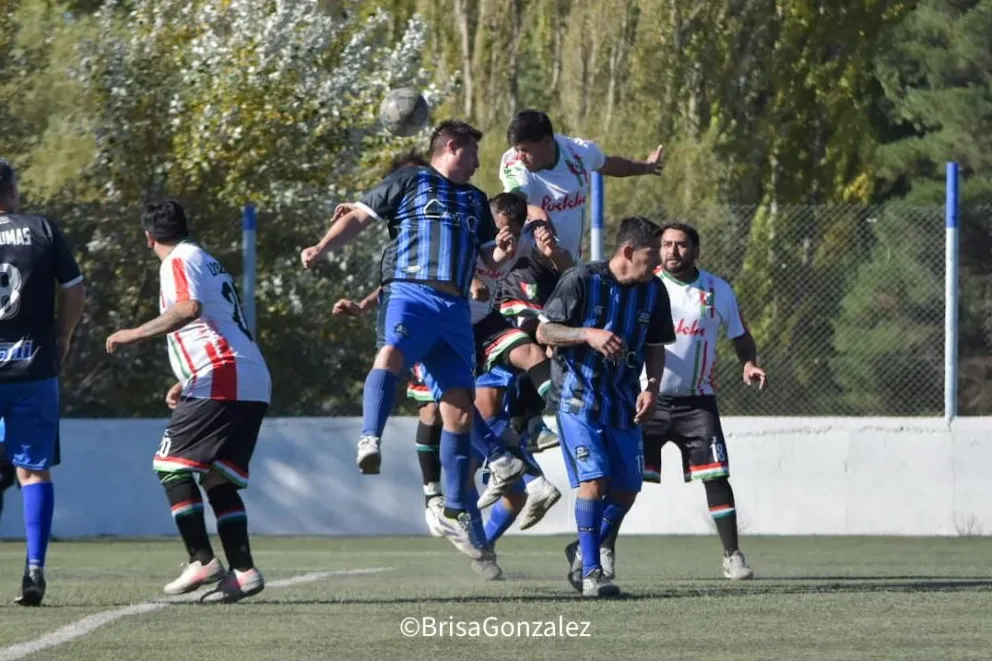 El fútbol libre de Bariloche comienza a definir el torneo clausura. Foto gentileza: Brisa González
