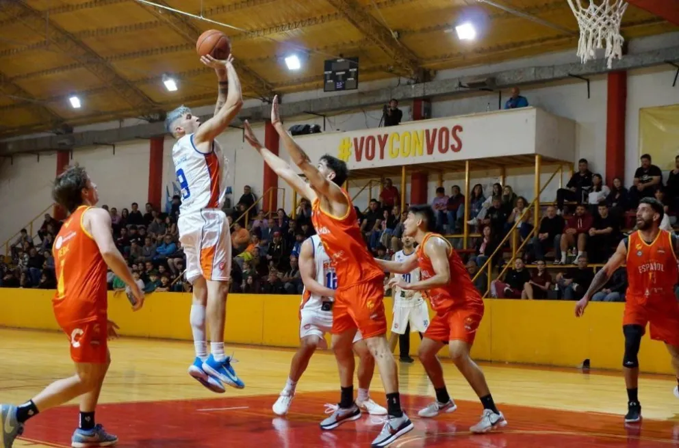 "Fito" García Barros (9) se eleva y busca dos puntos para Roca. Foto: prensa Centro Español.
