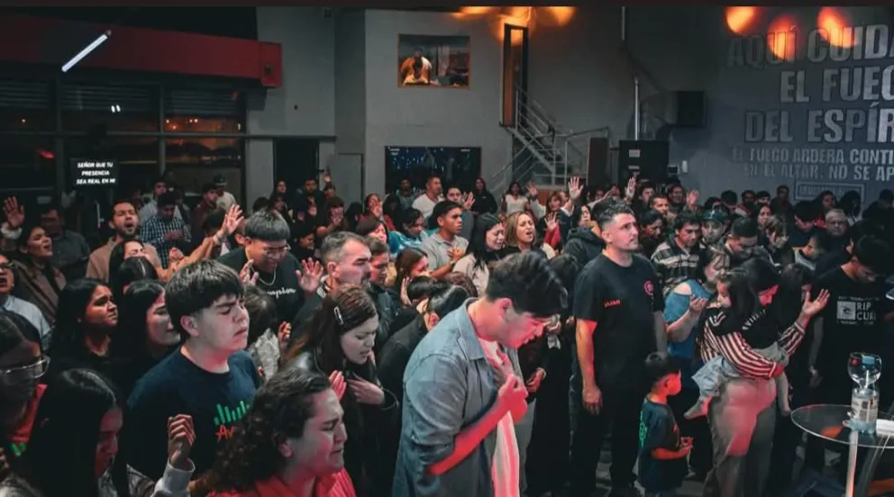 La celebración estuvo encabezada por sus fundadores, los pastores Rubén y Gisele Vera. Fotos: Bariloche Informa.