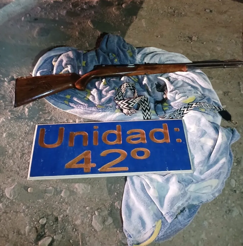 Personal de Criminalística procedió al secuestro del arma larga con el fin de realizar los peritajes correspondientes. Foto: Policía de Río Negro.